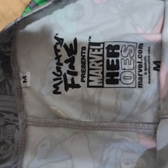 Women's medium Mighty Fine Marvel leggings - Picture 2 of 4